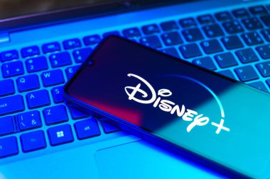 Prag, Çek: Bilgisayarında Disney + logosu olan modern akıllı telefon