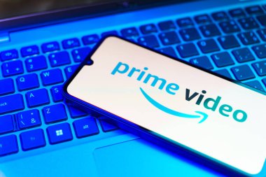 Prag, Çek Cumhuriyeti - 10 21 2024: Prime Video logosunu gösteren akıllı telefon.