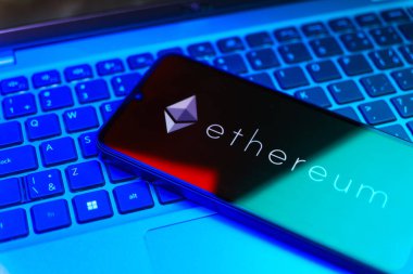 Prag, Çek: Laptop bilgisayarında ethereum logosu olan modern akıllı telefon