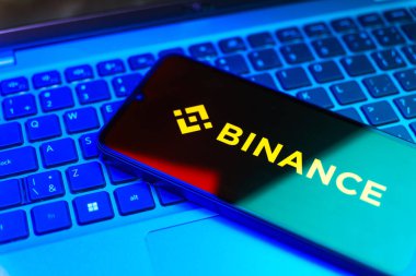 Prag, Çek: Laptop bilgisayarında binance logosu olan modern akıllı telefon