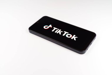 Prag, Çek: Logo tik tok ile izole edilmiş arka planda modern akıllı telefon aygıtı