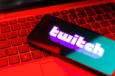 Prag, Çek: Dizüstü bilgisayarında seğirme logosu olan modern akıllı telefon