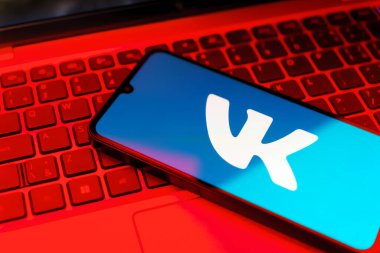 Prag, Çek Cumhuriyeti - 10 21 2024: VK logosunu gösteren akıllı telefon