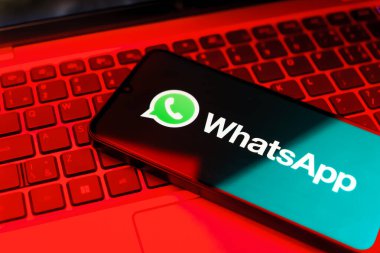 Prag, Çek Cumhuriyeti - 720 2024: Yüzeyde WhatsApp logosunu gösteren akıllı telefon