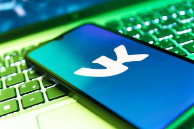 Prag, Çek: Bilgisayarında video logosu olan modern akıllı telefon