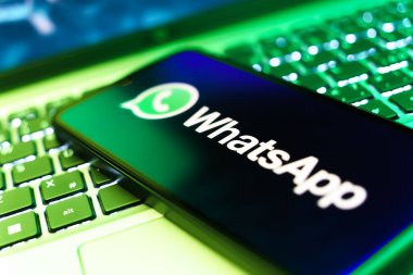 Prag, Çek: Laptop bilgisayarında Whatsapp logosu olan modern akıllı telefon