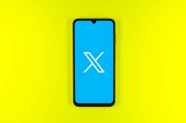 Prag, Çek Cumhuriyeti - 720 2024: Sosyal ağ X logosunu gösteren akıllı telefon.