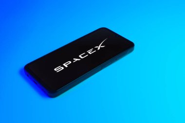 Prag, Çek: Uzaylı logosuna sahip mavi yüzey arka planında modern akıllı telefon aygıtı.