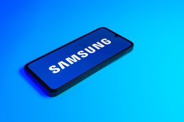 Prag, Çek: Mavi zemin üzerinde Samsumg logosuna sahip modern akıllı telefon aygıtı.