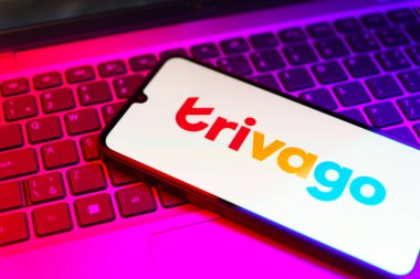 Prag, Çek: Dizüstü bilgisayarında trivago logosu olan modern akıllı telefon