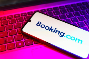 Prag, Çek: Laptop bilgisayarında Booing.com logosu olan modern akıllı telefon