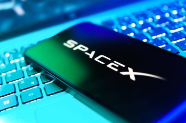 Prag, Çek: Dizüstü bilgisayarında X logosu olan modern akıllı telefon