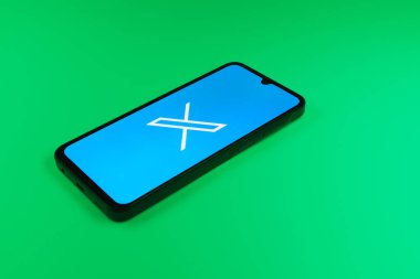 Prag, Çek Cumhuriyeti - 820 2024: Sosyal ağ X logosunu gösteren akıllı telefon.