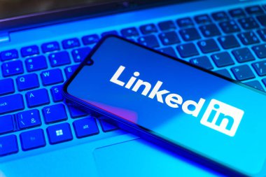 Prag, Çek: Laptop bilgisayarında logo bağlantısı olan modern akıllı telefon