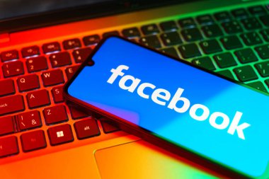 Prag, Çek: Bilgisayarında facebook logosu olan modern akıllı telefon