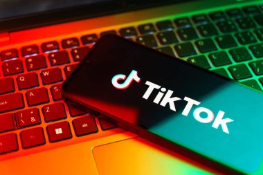 Prag, Çek Cumhuriyeti - 720 2024: TikTok logosunu gösteren akıllı telefon.