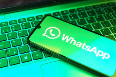 Prag, Çek: Laptop bilgisayarında Whatsapp logosu olan modern akıllı telefon