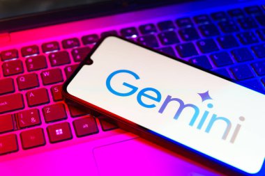 Prag, Çek Cumhuriyeti - 823 2024: Google Gemini logosunu gösteren akıllı telefon. Gemini sanatsal bütünlük sohbet robotu..