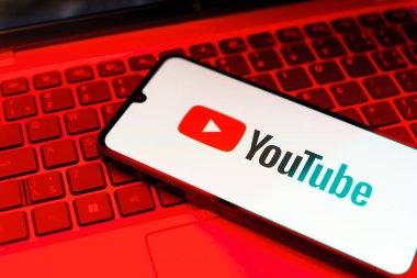 Prag, Çek: Laptop bilgisayarında Youtube logosu olan modern akıllı telefon