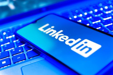 Prag, Çek: Laptop bilgisayarında logo bağlantısı olan modern akıllı telefon