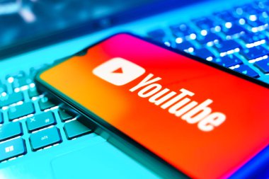Prag, Çek Cumhuriyeti - 820 2024: Youtube logosunu gösteren akıllı telefon. YouTube, video yüklemek için tasarlanmış bir sosyal ağdır..