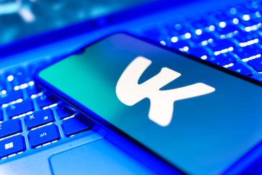 Prag, Çek: Bilgisayarında video logosu olan modern akıllı telefon