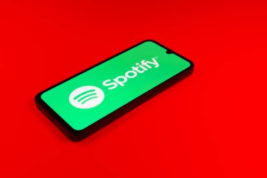 Prag, Çek: İzole edilmiş arkaplanda logo sporlaştırmalı modern akıllı telefon aygıtı