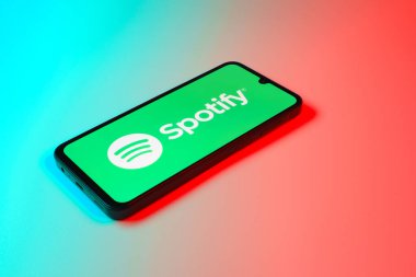 Prag, Çek: İzole edilmiş arkaplanda logo sporlaştırmalı modern akıllı telefon aygıtı