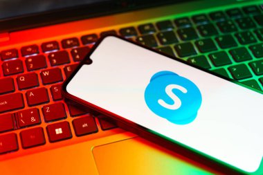 Prag, Çek: Laptop bilgisayarında skype logosu olan modern akıllı telefon