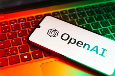 Prag, Çek: Laptop bilgisayarında openai logosu olan modern akıllı telefon