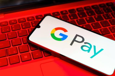 Prag, Çek: Laptop bilgisayarında Google ödemeli logolu modern akıllı telefon