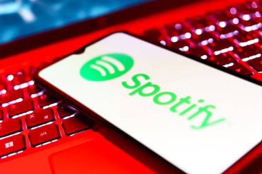 Prag, Çek: Laptop bilgisayarında spor logosu bulunan modern akıllı telefon