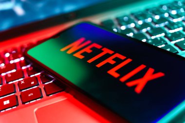 Prag, Çek: Laptop bilgisayarında netflix logosu olan modern akıllı telefon