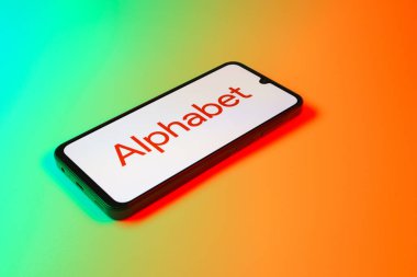 Prag, Çek: Logo alfabesiyle izole edilmiş arka planda modern akıllı telefon aygıtı 