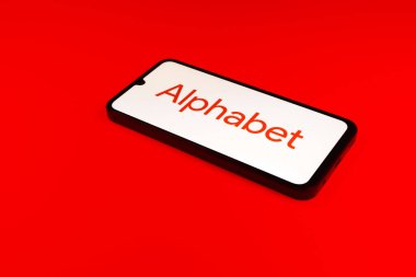 Prag, Çek: Logo alfabesiyle izole edilmiş arka planda modern akıllı telefon aygıtı 