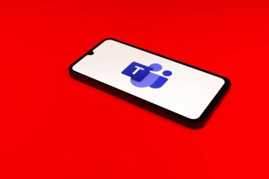 Prag, Çek Cumhuriyeti - 21 Ekim 2024: Yüzeyde ekiplerin logosunu gösteren modern akıllı telefon aygıtı.