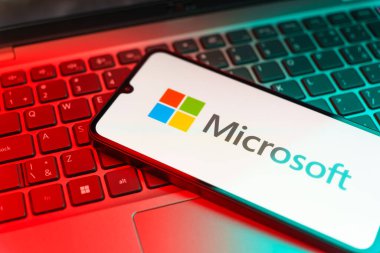Prag, Çek Cumhuriyeti - 720 2024: Microsoft logosunu gösteren akıllı telefon.