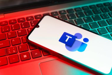 Prag, Çek Cumhuriyeti - 723 2024: Microsoft Takım logosunu gösteren akıllı telefon.