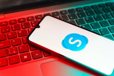 Prag, Çek Cumhuriyeti - 10 21 2024: Skype logosunu gösteren akıllı telefon.