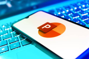 Prag, Çek Cumhuriyeti - 21 Ekim 2024: Güç noktası logosunu gösteren modern akıllı telefon aygıtı.