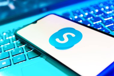 Prag, Çek Cumhuriyeti - 10 21 2024: Skype logosunu gösteren akıllı telefon