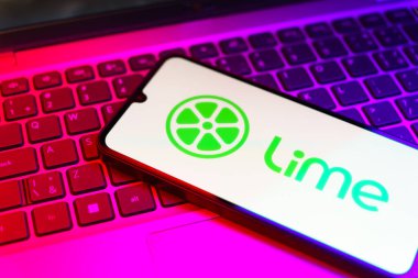 Prag, Çek: Laptop bilgisayarında limon logosu olan modern akıllı telefon