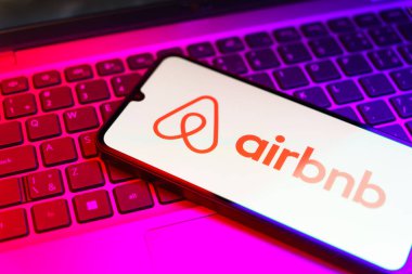 Prag, Çek: Laptop bilgisayarında airbnb logosu olan modern akıllı telefon