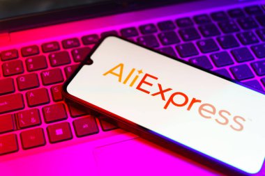 Prag, Çek: Dizüstü bilgisayarında aliexpress logosu olan modern akıllı telefon