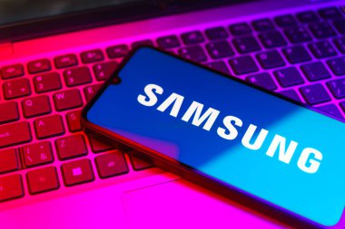 Prag, Çek: Laptop bilgisayarında samsung logosu olan modern akıllı telefon