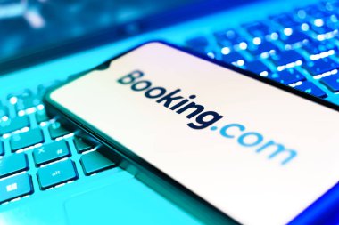 Prag, Çek: Laptop bilgisayarında Booing.com logosu olan modern akıllı telefon