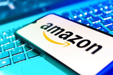 Prag, Çek: Laptop bilgisayarında Amazon logosu olan modern akıllı telefon