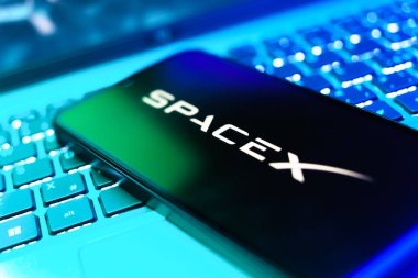 Prag, Çek: Dizüstü bilgisayarında X logosu olan modern akıllı telefon