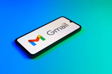 Prag, Çek: Gmail logosuyla izole edilmiş arka planda modern akıllı telefon  