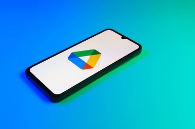 Prag, Çek Cumhuriyeti - 21 Ekim 2024: Google sürücüsü logosunu gösteren modern akıllı telefon aygıtı.
